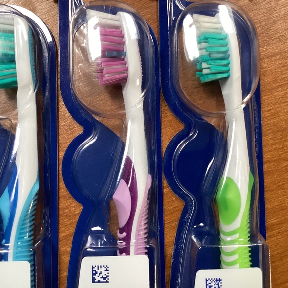 Oral B Medium Advanced Whitening Manual Toothbrush Bundle NEW - Picture 10 of 10